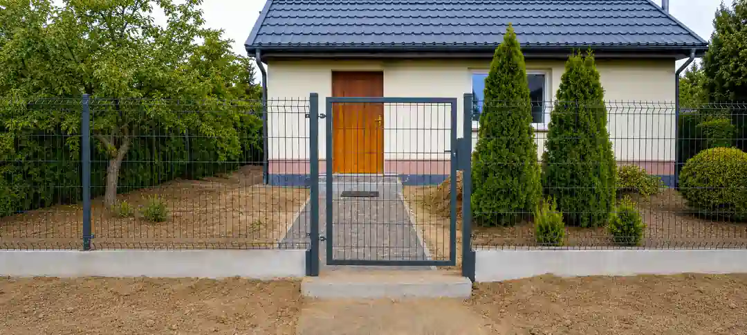 Kiskapu és nagykapu családi ház táblás kerítéséhez illesztve