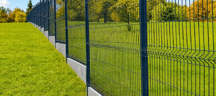 Beton kerítés lábazat táblás kerítéspanel alatt rendezett udvarban