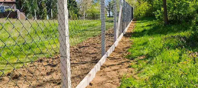 Beton lábazati elem 2D és 3D táblás kerítéshez szerelés előtt